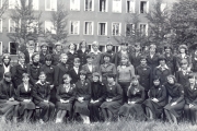  Klasy Liceum Wychowawczyń Przedszkoli przed budynkiem IILO